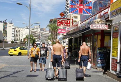 Británicos en una zona con comercios especializados en este sector