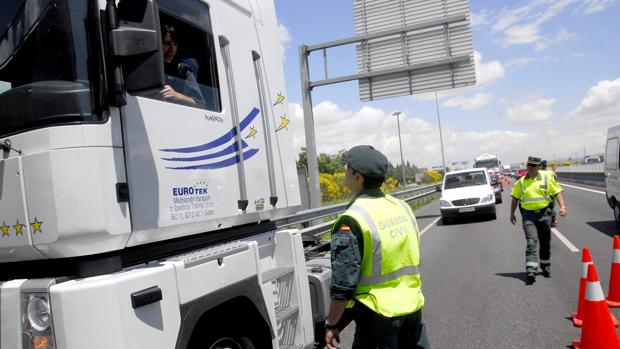 Agentes de la Guardia Civill controlando el tráfico