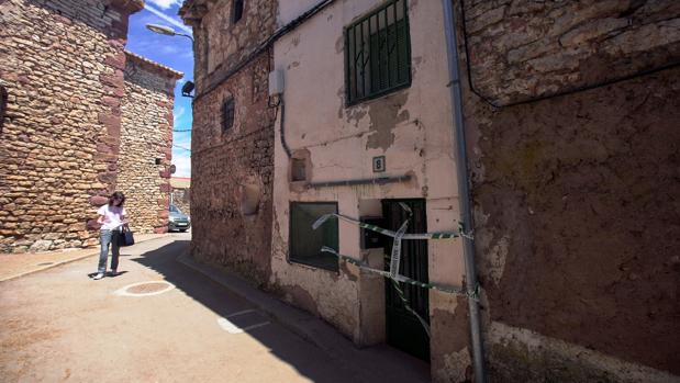 Casa en la que se ha producido el macabro hallazgo, con la puerta precintada por la Guardia Civil