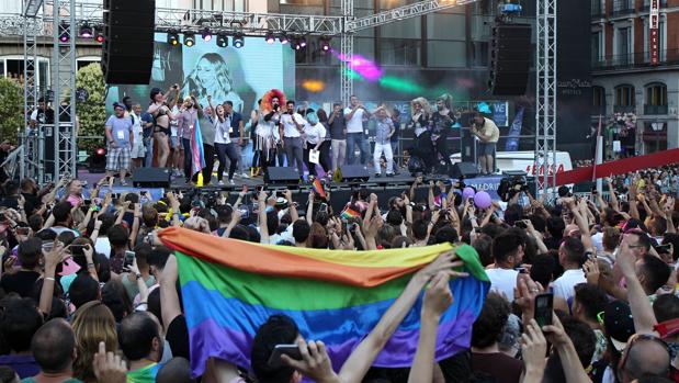 Una mulitud aclama a los pregoneros del Orgullo, celebrado el año pasado