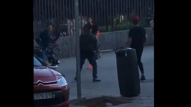 Dos jóvenes pelean en Lavapiés con un machete y una muleta como armas
