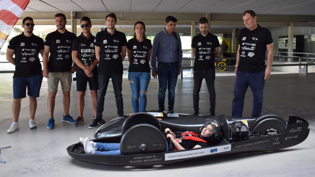 El equipo de la UMH junto al prototipo que pilotará en el concurso Paula Rivero