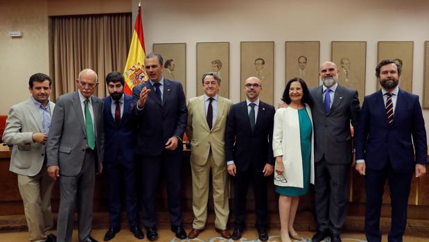 Los eurodiputados de Vox: Jorge Buxade Villalba (4d), Mazaly Aguilar (3d) y Herman Tertsch (6d), posan junto al portavoz parlamentario de Vox y su responsable de relaciones internacionales, Iván Espinosa de los Monteros (d), el concejal de Vox en el Ayuntamiento de Madrid, Javier Ortega Smith (4i)