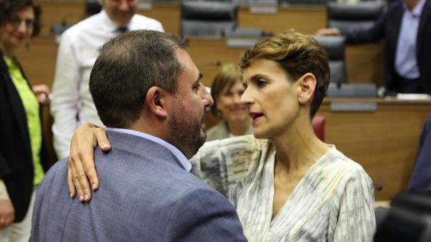 La secretaria general del PSN, María Chivite, abraza a Unai Hualde (Geroa Bai), presidente del Parlamento de Navarra
