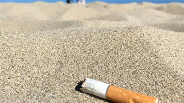Imagen de una colilla en una playa valenciana