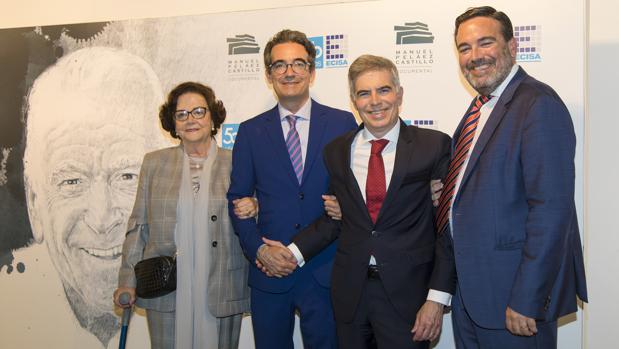 Manuel Peláez (segundo por la derecha), junto a su madre y sus hermanos en la presentación del documental sobre su padre