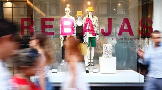 Cartel de rebajas en una tienda del centro de Madrid