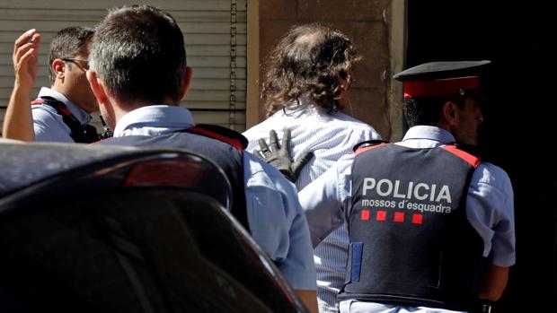 El asesino de Borràs con agentes de los Mossos