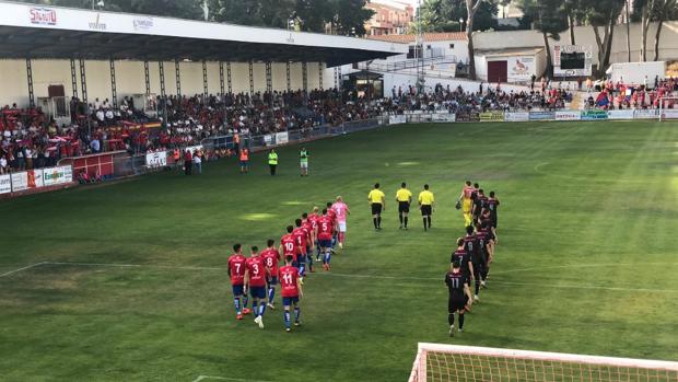 Los jugadores de ambos equipos saltan al terreno de juego