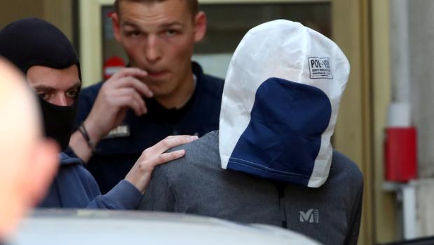 El etarra, a la salida de un tribunal francés tras su arresto el 16 de mayo