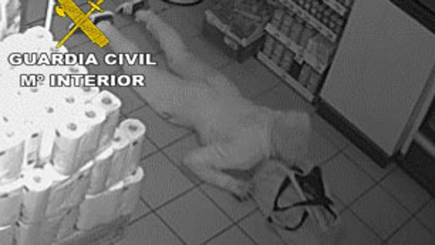 El detenido, grabado en plena acción