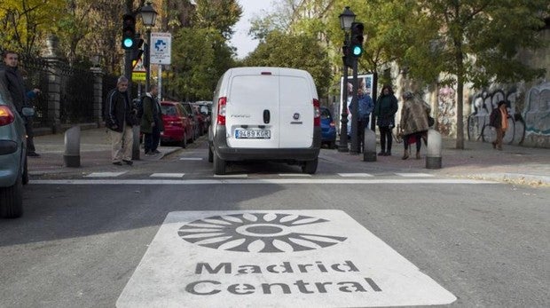 Una furgoneta se adentra en el área de Madrid Central