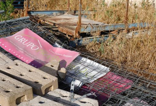 Material de obra en el solar donde iban a construirse las viviendas, en Fuenlabrada