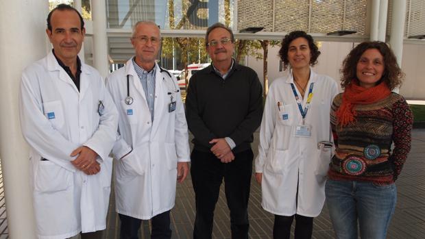 De derecha a izquierda, Dr. Joan Albanell, Dr. Ignacio Tusquets, Dr. Miguel López-Botet, Dra. Sonia Servitja y Dra. aura Muntasell
