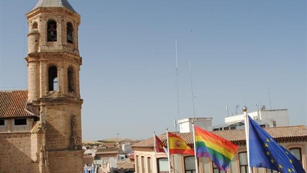 La bandera arcoíris en Valdepeñas