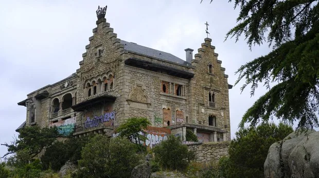 El Palacio del Canto del Pico, pintarrajeado y con las ventanas tapiadas