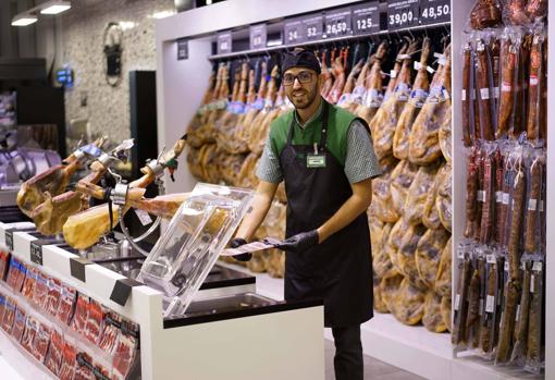 Imagen de un trabajador de la sección de Charcutería de Mercadona