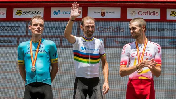 Jesús Herrada (a la derecha) fue tercero en el campeonato de España disputado el domingo en Murcia, por detrás de Alejandro Valverde (en el centro) y Luis León Sánchez (a la izquierda)