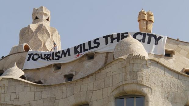 Pancarta de Arran colgada en la fachada de la Pedrera de Barcelona, hoy