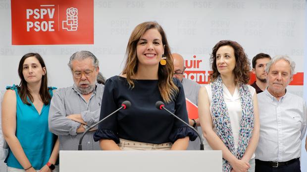 Imagen de Sandra Gómez junto al resto de concejales socialistas tomada este martes
