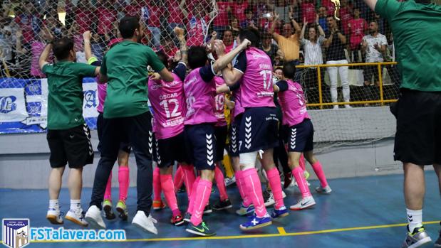 La plantilla del Soliss Talavera celebra su ascenso a Segunda División, conseguido en 2018