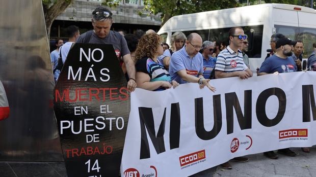 Concentración promovida por UGT y CC.OO. en memoria de los trabajadores fallecidosy para reclamar más seguridad laboral