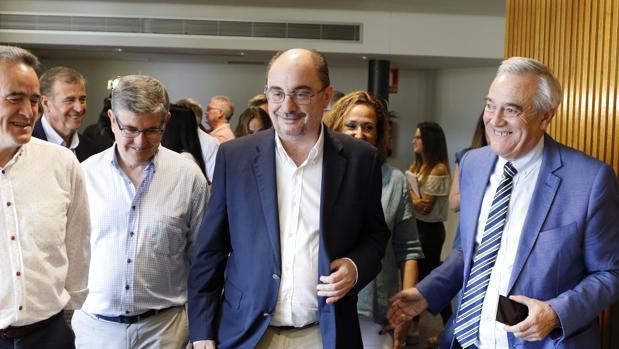 Lambán (en el centro), arropado por dirigentes del PSOE aragonés y diputados autonómicos