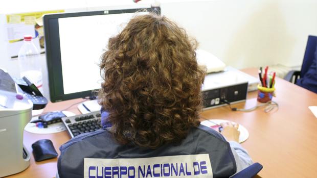 Imagen de archivo de uno de los miembros de la Brigada de Investigación Tecnológica de la Policía Nacional (BIT)