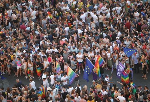Los manifestantes ondean banderas arcoíris durante la marcha