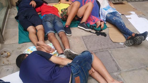 Imágen de los menores que duermen en el centro de Barcelona