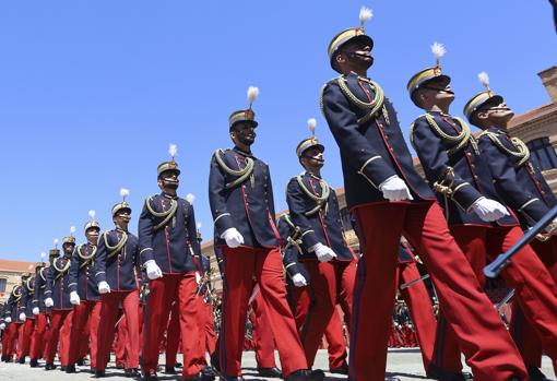 Desfile de cadetes en el patio de la AGM
