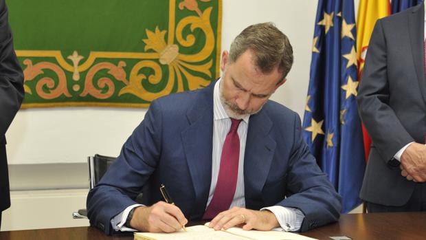 El Rey, el pasado 3 de julio, dedica el libro de visitas de FEMP tras el acto conmemorativo del 40 aniversario de las primeras elecciones democráticas