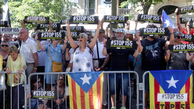 Protesta independentista, ayer, frente a la Diputación de Barcelona