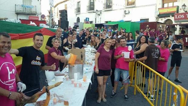 Peñistas en la plaza de Seseña durante la celebración de las fiestas del año pasado