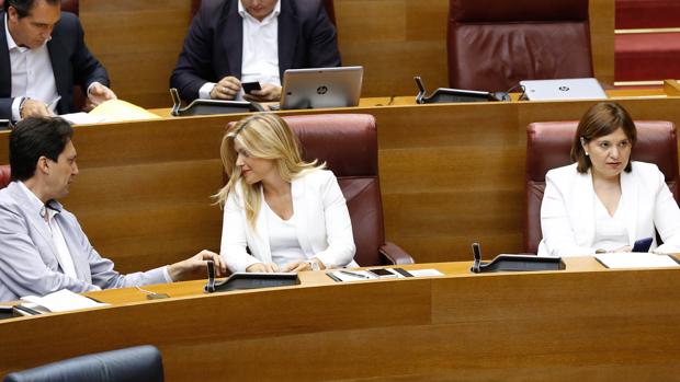 Isabel Bonig, Eva Ortiz y Vicente Betoret, en las Cortes Valencianas