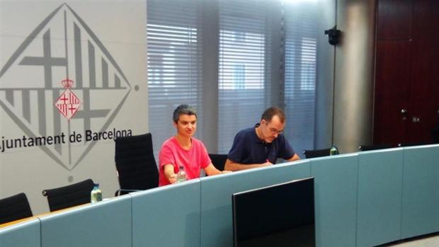 Lucía Martín y Jordi Rabassa, concejales del Ayuntamiento de Barcelona que han presentado el pacto.