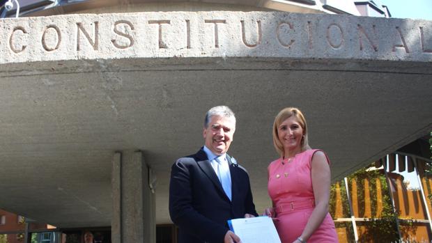 Cosidó y Pradas, al presentar ayer el recurso en el TC a la ley de abusos policiales