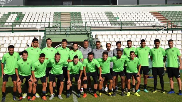 La plantilla verde posa en el Salto del Caballo antes de empezar el entrenamiento