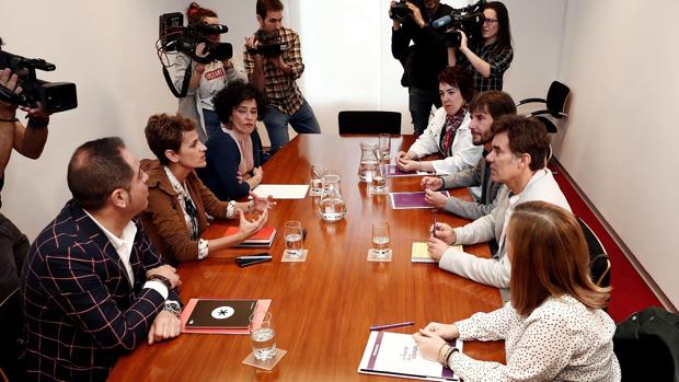 María Chivite, durante su ronda de contactos para tratar de formar gobierno con una representación de Podemos