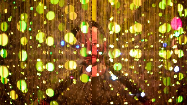 El artista Danilo Grande, posa junto a su creación Led-Pulse, una pantalla de leds 3D