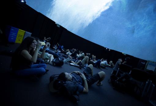 Varios visitantes en la cúpula inmersiva Sonar360 que se puede visitar en Sonar+D,