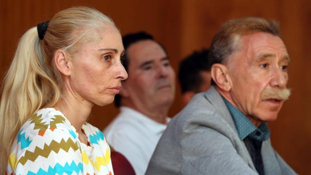 Juan Francisco Vargas e Ithaisa Suárez (i), los padres de Yéremi Vargas, con su nuevo abogado Marcos García Montes