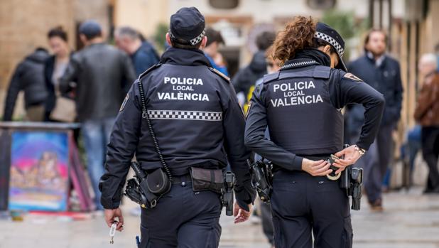 Imagen de archivo de dos agentes de la Policía Local de Valencia