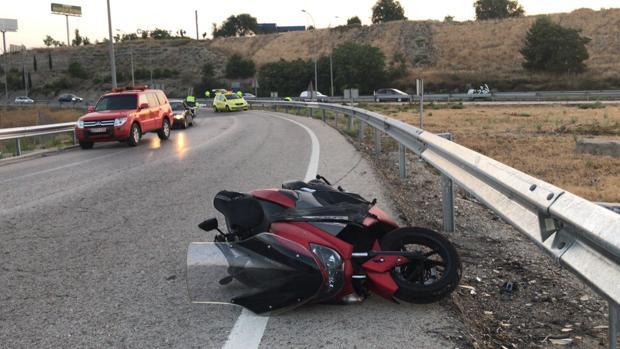 Imagen de una moto volcada tras un accidente