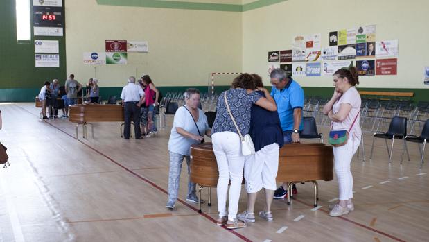 El féretros de los jóvenes fallecidos, en el pabellón de deportes de Alba de Tormes