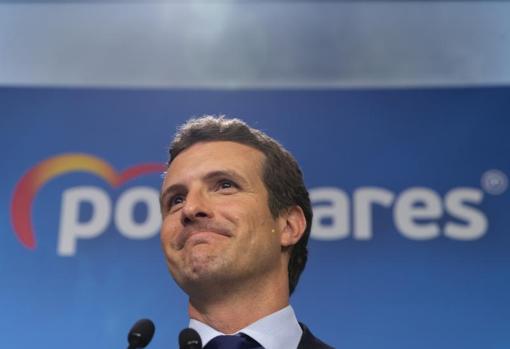 Casado atendiendo a los medios tras los resultados del 28-A