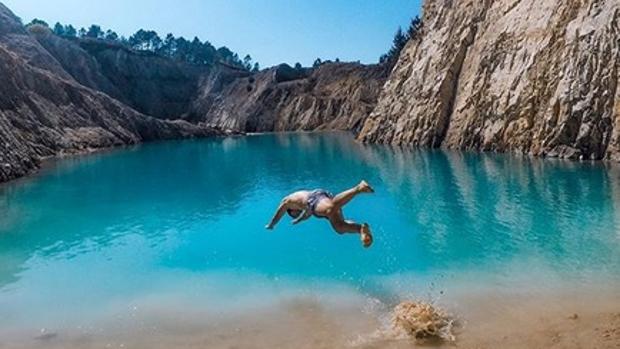Fotografía subida a Instagram de un baño en la cantera abandonada de Monte Neme