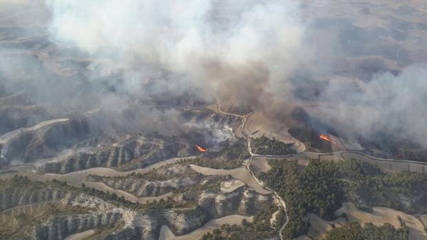 Imagen aérea facilitada por el Gobierno aragonés en la que se aprecian varios focos activos de este incendio