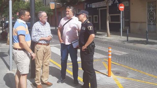 El alcalde de Albal, Ramón Marí, conversando con un agente de la Policía Local