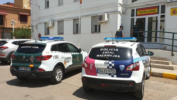 Un coche de la Guardia Civil y otro de la Policía local, este jueves, delante del cuartel del instituto armado en Madridejos